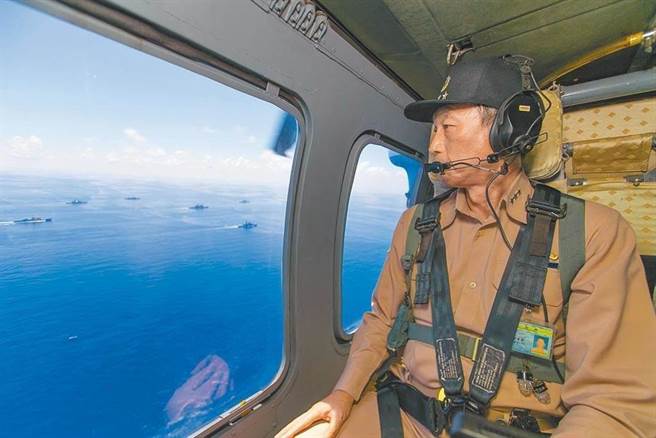 前参谋总长李喜明任内搭直升机上视导海空联合操演。（军闻社提供）