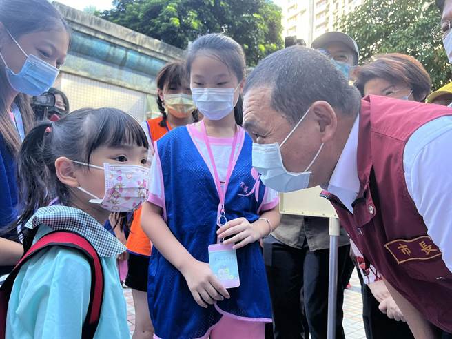 侯友宜親切問候小一新生。（王揚傑攝）
