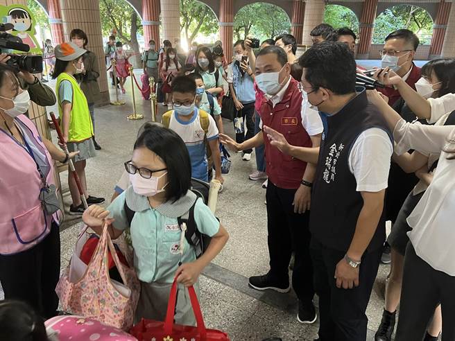 侯友宜視察學生動線。（王揚傑攝）
