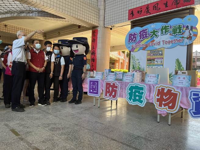 侯友宜檢視防疫物資。（王揚傑攝）