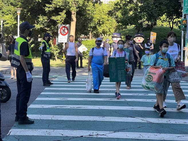 新北市警察局啟動護童專案，保護學童上下學安全。（王揚傑攝）