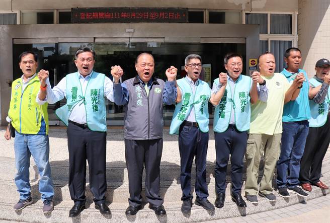 陈光復开出65岁以上老人全口假牙4万半口2万、青年社会住宅、就业等福利政策，让中央地方一起执政看见幸福。（张茂雄摄）