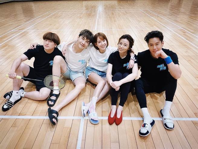 王瞳与《决胜的挥拍》演员群组成5虎将。（民视提供）