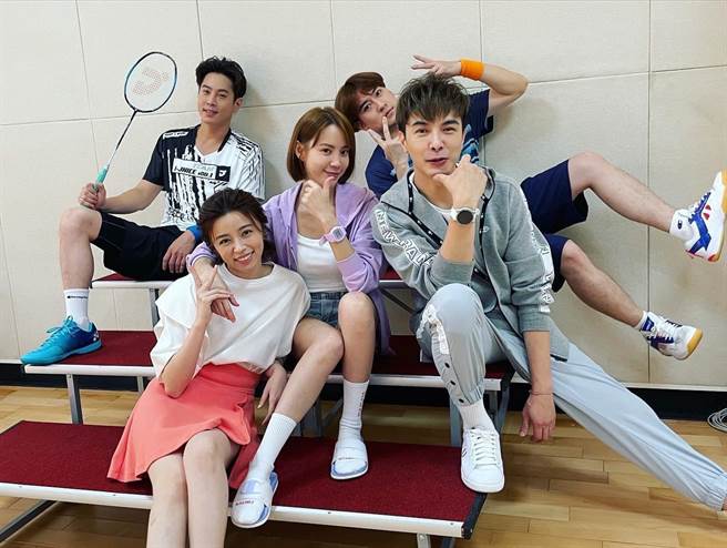 王瞳与《决胜的挥拍》演员群组成5虎将。（民视提供）