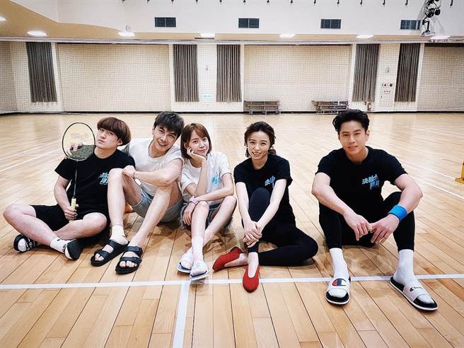 王瞳与《决胜的挥拍》演员群组成5虎将。（民视提供）