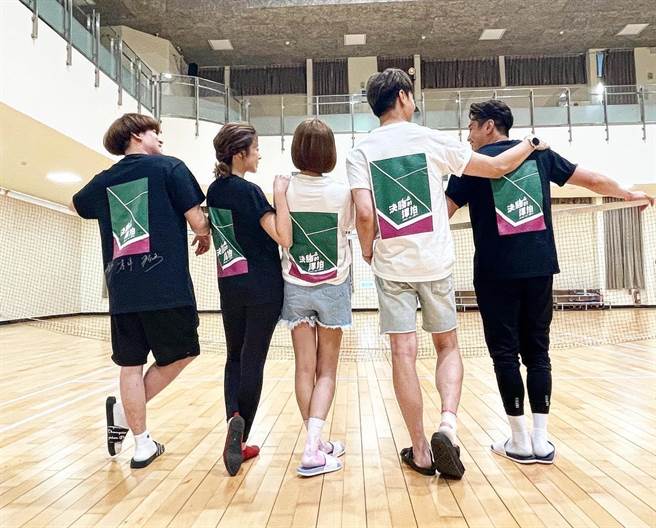 谢佳见用《决胜的挥拍》前版主视觉制作成T-shirt送给演员及工作人员。（民视提供）