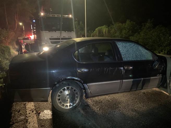 金門象山金剛寺轉彎處昨晚就發生自小客車自撞，側翻掉落水溝的事故。警方雇用吊車進行拖吊處理。（警方提供）