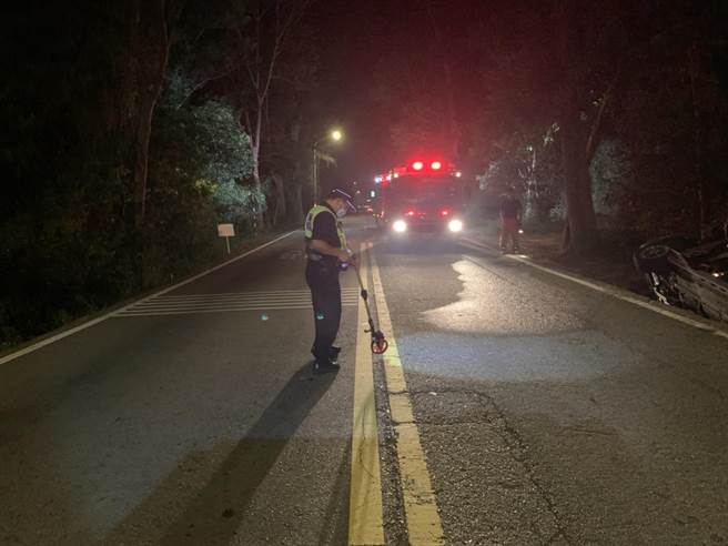 警方據報趕抵現場，迅速排除事故及疏導交通，但到場時未發現自小客車駕駛人。（警方提供）