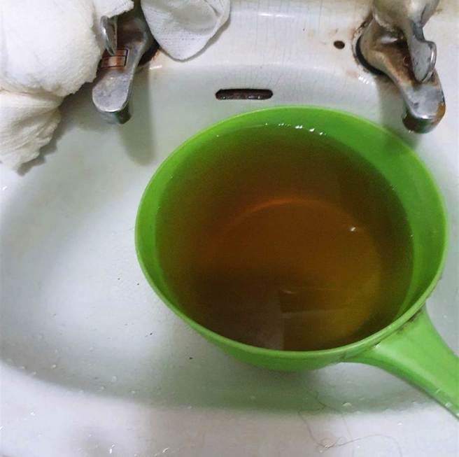 鹿港地区的住户流出黄色自来水，居民惊吓，这样的水能喝吗？（民眾提供／吴敏菁彰化传真）