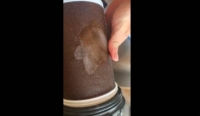 鹿港地区的住户流出黄色自来水，居民惊吓，这样的水能喝吗？（民眾提供／吴敏菁彰化传真）