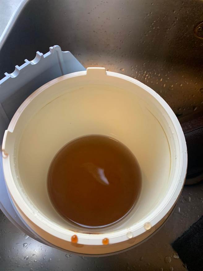 鹿港地区的住户流出黄色自来水，居民惊吓，这样的水能喝吗？（民眾提供／吴敏菁彰化传真）