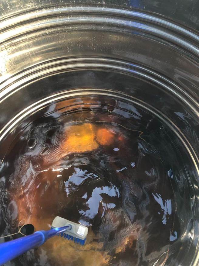 鹿港地区的住户流出黄色自来水，居民惊吓，这样的水能喝吗？（民眾提供／吴敏菁彰化传真）