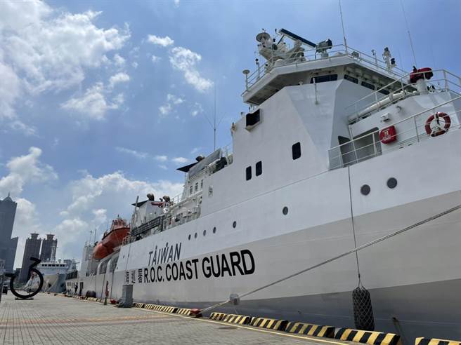 停靠在驳二特区附近的海巡舰。（洪靖宜摄）