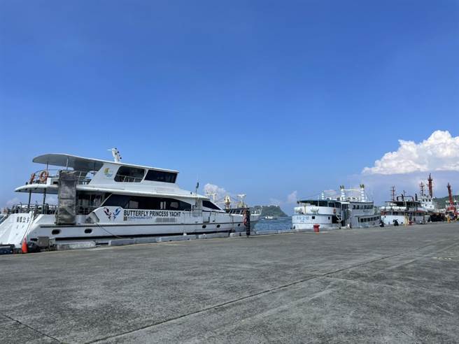 蓬莱商港区沿岸已经停靠不少船只。（洪靖宜摄）