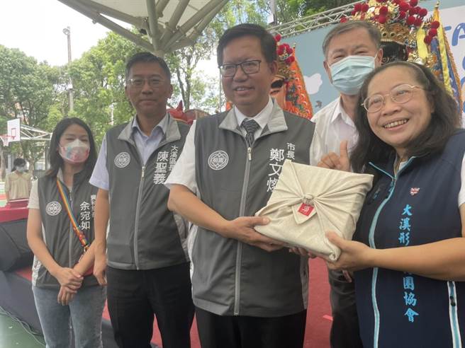 國民黨開記者會指施壓放寬3＋11，桃園市長鄭文燦(右三)說，若有參加會議就退出政治。(呂筱蟬攝)