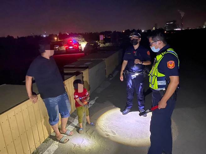 桃園大園一對邵姓父子今凌晨突失聯，警方在許厝港海邊摸黑找到人。（翻攝畫面／蔡明亘桃園傳真）