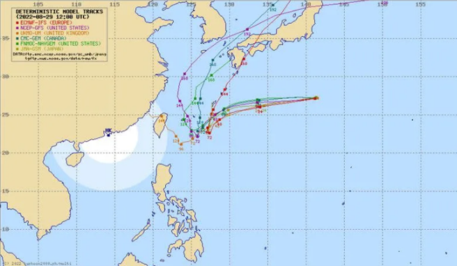 英國預測颱風將貫穿台灣，中央氣象局認為機率極低。（翻攝typhoon2000）