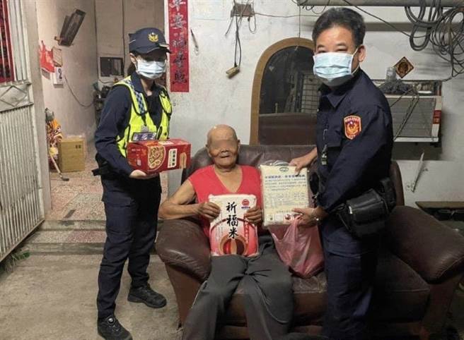 屏東枋寮警分局東海所藍姓所長遭爆歧視更生人，對此，警方證實藍警用詞不當，記1支申誡，但澄清非歧視，還稱藍警善舉不斷，今年捐款金額累計約20萬。（警方提供／謝佳潾屏東傳真）