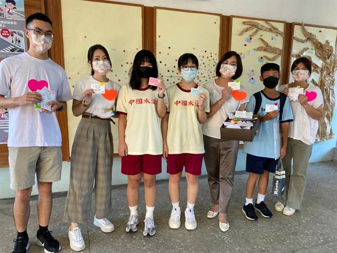 淡水國中運用暑假收心的概念，以愛對待學生的理念規劃「用愛心收玩心 歡心迎接新學期」活動，用愛心貼紙收起玩心，師長們也手寫小卡寄予孩子們無限祝福，為新學期開啟美好的篇章。(淡水國中提供)