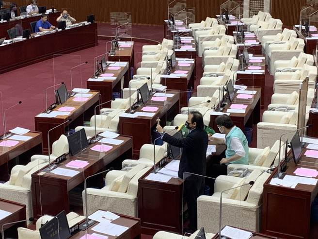 台北市议员王世坚送上小金人，为台北市长柯文哲颁发最差市长奖（黄婉婷摄）