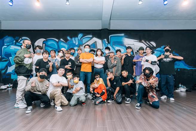 民进党新竹市长参选人沈慧虹（中）参访在地创团20年的KGB舞团，强调将推动街舞成为学校教育一环。（沈慧虹提供／陈育贤新竹传真）