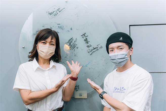 民进党新竹市长参选人沈慧虹（左）参访在地创团20年的KGB舞团，强调将推动街舞成为学校教育一环。（沈慧虹提供／陈育贤新竹传真）