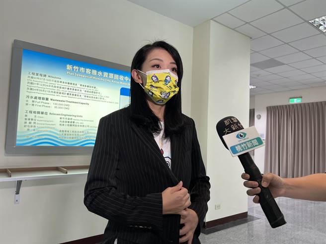 民眾党新竹市长参选人高虹安30日参与立法院考察行程，参访客雅水资源回收中心。（王惠慧摄）