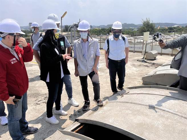 民眾党新竹市长参选人高虹安（左2）30日参与立法院考察行程，参访客雅水资源回收中心。（高虹安团队提供／王惠慧新竹传真）
