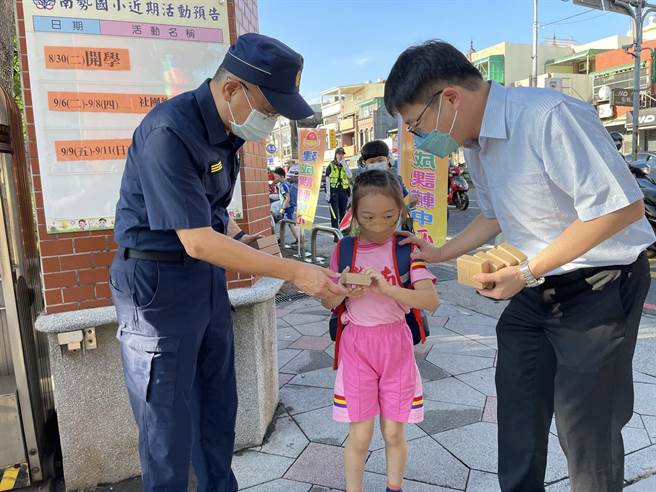 平镇警方护童专案开学首日维护学童上学安全。(吕筱蝉摄)