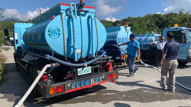 自来水公司紧急调度车48部水车、广设取水站。（自来水公司提供／陈彩玲基隆传真）
