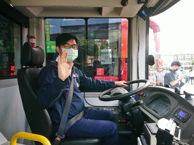 高雄市長陳其邁擔任「紅62-仁武凹子底線」公車駕駛，體驗外也宣傳此路線。（高雄市交通局提供／崔正綱高雄傳真）