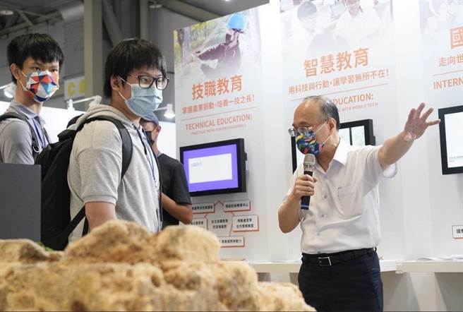 教育局長曾燦金為學生現場開講第一堂「城市教育導覽」課程。（北市教育局提供／游念育台北傳真）