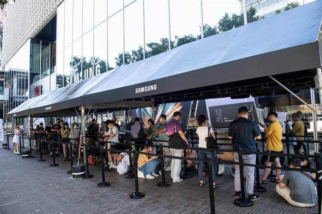 台灣三星今（30）日開放預購民眾早鳥取貨全新Galaxy Z Fold4︱Z Flip4，眾多星粉一早集結現場，興奮迎接新機到來。（三星提供）