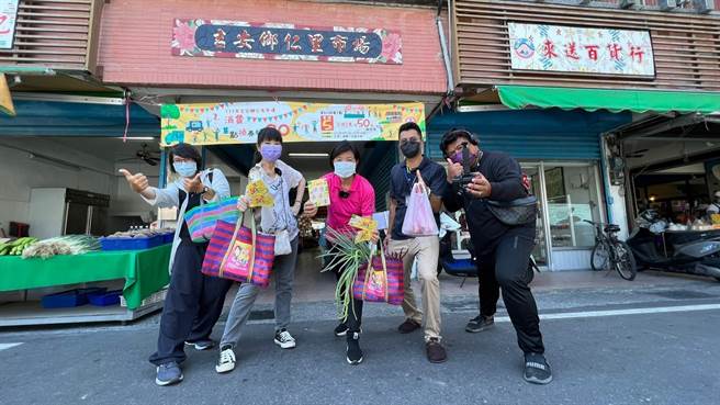 花蓮吉安鄉公所9月1日至11月15日止推出「消費滿額集點數換100元購物券」活動，盼能藉此帶動傳統市場買氣，助攤商賺回疫情期間的損失。（吉安鄉公所提供／羅亦晽花蓮傳真）