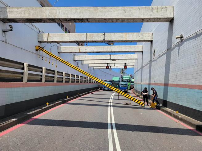 限高架遭擊落。（翻攝照片／高雄洪靖宜傳真）