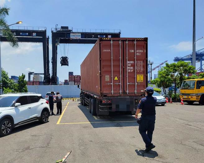 該輛貨櫃車被攔停，員警前往釐清原因。（翻攝照片／高雄洪靖宜傳真）