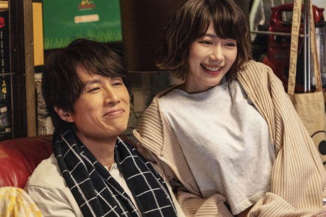 《饭戏攻心》剧情中黄子华（左）找来林明祯扮临时女友。（华映提供）