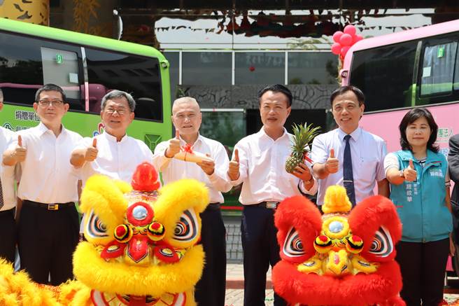 嘉义县获台塑关系企业王文潮、长庚医疗集团董事长王瑞慧捐赠2574万元，全新打2辆医疗专车，今举行升级启动上路仪式。（吕妍庭摄）