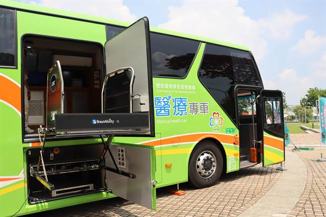 乐龄医疗专车採用最新高科技双能量X光骨质密度仪器，车上配备可供行动不便民眾上下车使用。( 吕妍庭摄）