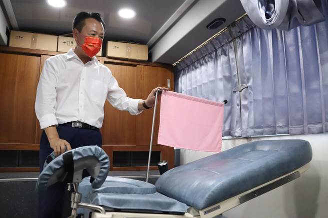 嘉义县长翁章梁等人也到医疗车内视察，亲自体验仪器检查。（吕妍庭摄）