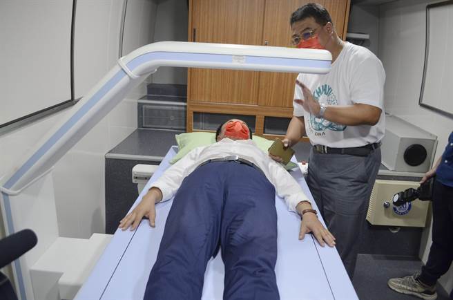 嘉义县长翁章梁等人也到医疗车内视察，亲自体验仪器检查。（吕妍庭摄）