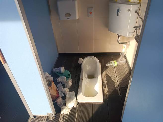 草漯沙丘停车场新设公厕尚未启用，近日遭民眾撬开门锁闯入，环境脏乱不堪。（徐其万提供／蔡明亘桃园传真）