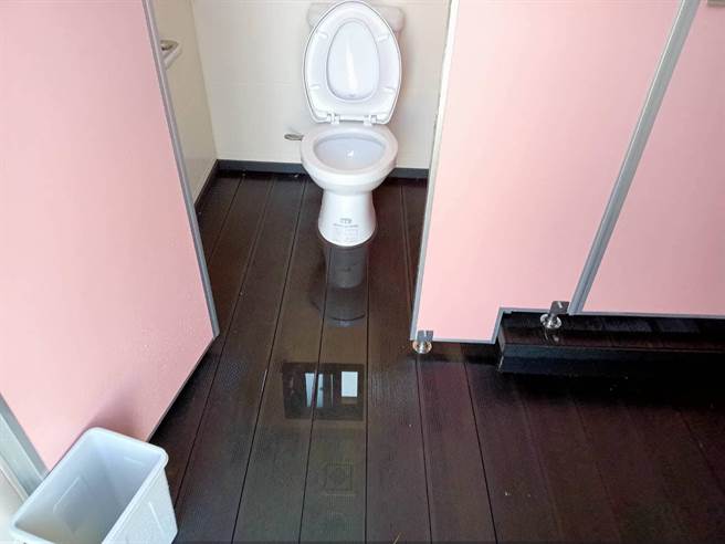 海管处29日已派员清理完毕，并将公厕重新上锁。（徐其万提供／蔡明亘桃园传真）