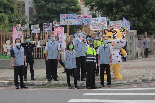 苗栗县长徐耀昌率领县警局长陈武康等在新南国小校门执行交通导护，保护学生们安全上学。（苗栗县警局提供／谢明俊苗栗传真）