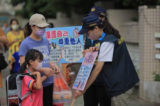 苗栗县警局妇幼队执行护童专案，向学童宣导安全观念。（苗栗县警局提供／谢明俊苗栗传真）