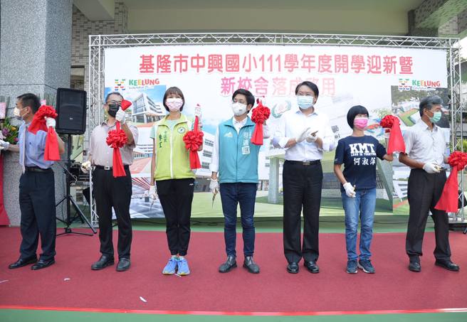 民进党基隆市长参选人蔡适应（中）。（图 / 翻摄自蔡适应脸书）