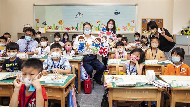竹北市嘉丰国小完成1期校舍，30日如期开学，县长杨文科和新生一起开心说「长大好棒棒！」（罗浚滨摄）