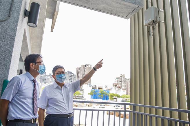 嘉丰国小1期校舍用围篱隔开正在兴建的第2期工程，县长杨文科指设立的空气品质监测器，确保学生不受影响。（罗浚滨摄）