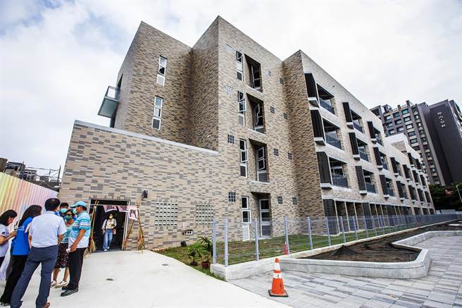 县府在竹北市新建的嘉丰国小完成1期校舍，30日如期开学。（罗浚滨摄）