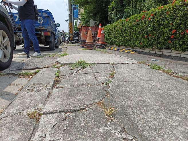 大甲区义和二路与义和三路间中山路一段人行道损坏，不仅路人通行有可能遭绊倒，轮椅与婴儿推车的通行也受到阻碍。(市议员施志昌服务处提供)